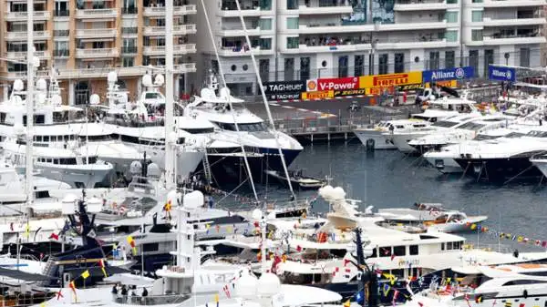 Lewis, pole a Monaco. Il pilota della Mercedes conquista la sua prima pole in carriera a Montecarlo.