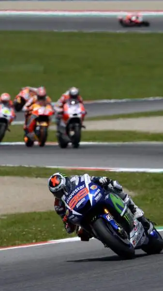 Nel giro di quattro tornate il gruppetto perde due protagonisti: Dovizioso per un problema tecnico e lo stesso Marquez, che scivola di nuovo a terra.