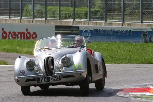 La rievocazione della storica corsa per auto d’epoca, prima della sua passerella finale di Brescia, ha fatto visita ad uno dei templi dell’automobilismo mondiale, l’Autodromo Nazionale di Monza.