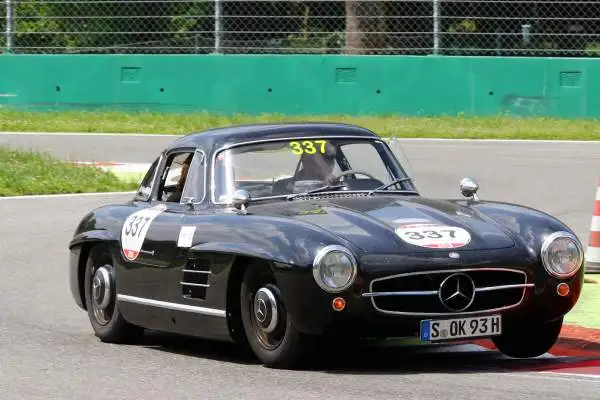 La rievocazione della storica corsa per auto d’epoca, prima della sua passerella finale di Brescia, ha fatto visita ad uno dei templi dell’automobilismo mondiale, l’Autodromo Nazionale di Monza.