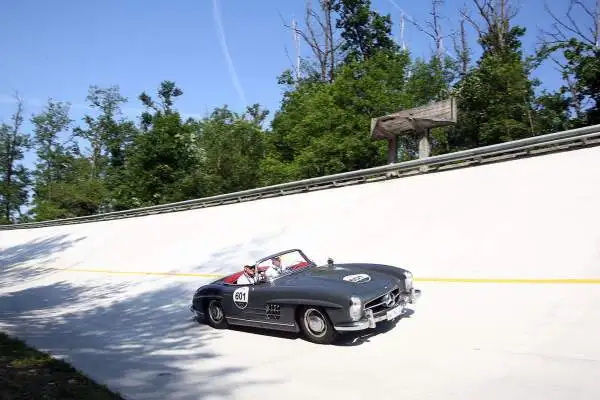 La rievocazione della storica corsa per auto d’epoca, prima della sua passerella finale di Brescia, ha fatto visita ad uno dei templi dell’automobilismo mondiale, l’Autodromo Nazionale di Monza.