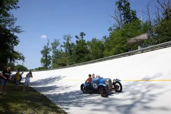La rievocazione della storica corsa per auto d’epoca, prima della sua passerella finale di Brescia, ha fatto visita ad uno dei templi dell’automobilismo mondiale, l’Autodromo Nazionale di Monza.