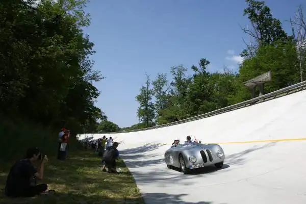 La rievocazione della storica corsa per auto d’epoca, prima della sua passerella finale di Brescia, ha fatto visita ad uno dei templi dell’automobilismo mondiale, l’Autodromo Nazionale di Monza.