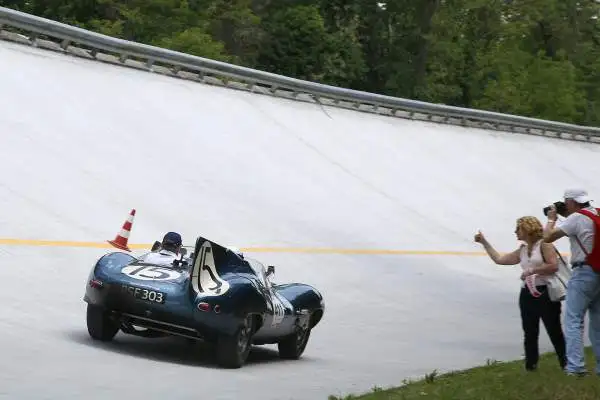 La rievocazione della storica corsa per auto d’epoca, prima della sua passerella finale di Brescia, ha fatto visita ad uno dei templi dell’automobilismo mondiale, l’Autodromo Nazionale di Monza.