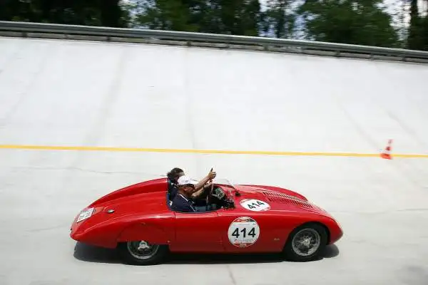 La rievocazione della storica corsa per auto d’epoca, prima della sua passerella finale di Brescia, ha fatto visita ad uno dei templi dell’automobilismo mondiale, l’Autodromo Nazionale di Monza.