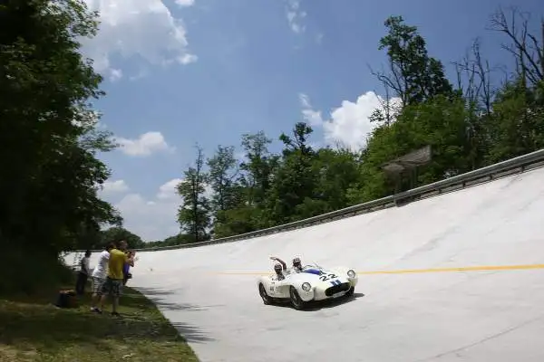 La rievocazione della storica corsa per auto d’epoca, prima della sua passerella finale di Brescia, ha fatto visita ad uno dei templi dell’automobilismo mondiale, l’Autodromo Nazionale di Monza.