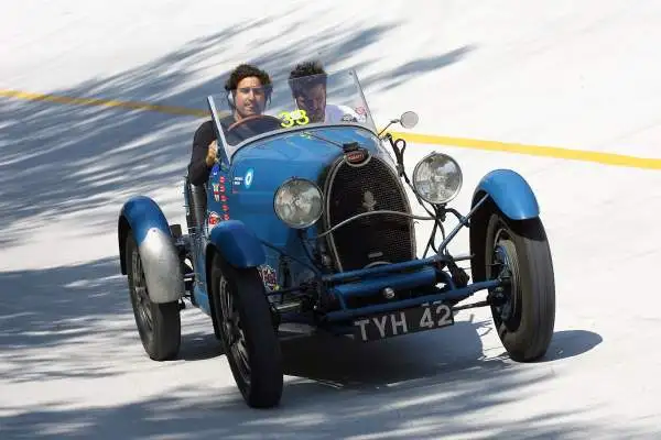 La rievocazione della storica corsa per auto d’epoca, prima della sua passerella finale di Brescia, ha fatto visita ad uno dei templi dell’automobilismo mondiale, l’Autodromo Nazionale di Monza.