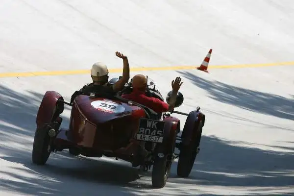 La rievocazione della storica corsa per auto d’epoca, prima della sua passerella finale di Brescia, ha fatto visita ad uno dei templi dell’automobilismo mondiale, l’Autodromo Nazionale di Monza.