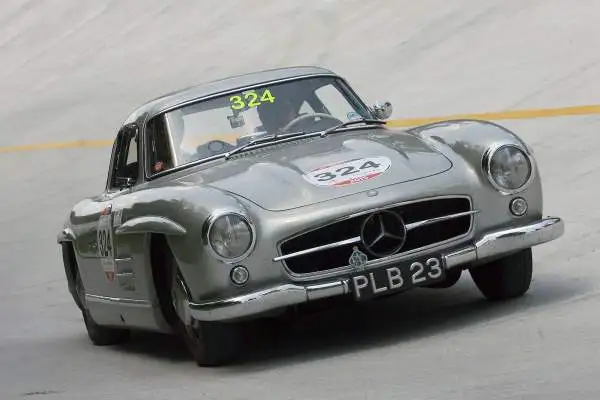 La rievocazione della storica corsa per auto d’epoca, prima della sua passerella finale di Brescia, ha fatto visita ad uno dei templi dell’automobilismo mondiale, l’Autodromo Nazionale di Monza.