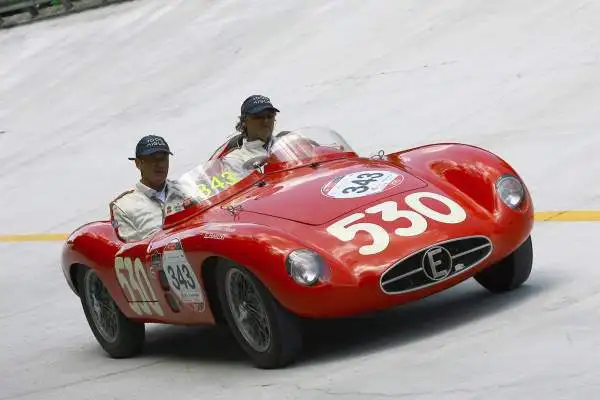 La rievocazione della storica corsa per auto d’epoca, prima della sua passerella finale di Brescia, ha fatto visita ad uno dei templi dell’automobilismo mondiale, l’Autodromo Nazionale di Monza.