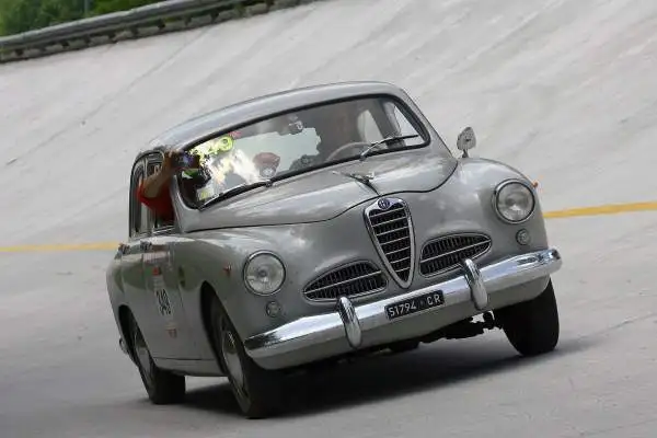 La rievocazione della storica corsa per auto d’epoca, prima della sua passerella finale di Brescia, ha fatto visita ad uno dei templi dell’automobilismo mondiale, l’Autodromo Nazionale di Monza.