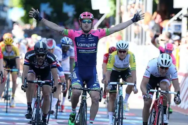 Dopo 134 km, la frazione più breve della corsa rosa si è conclusa a Lugano con uno sprint dominato da Sacha Modolo.