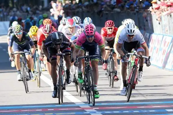 Il portacolori della Lampre-Merida, già primo a Jesolo cinque giorni fa, ha tagliato il traguardo davanti a Nizzolo (che si è consolato con la maglia di leader della classifica a punti) e Mezgec.