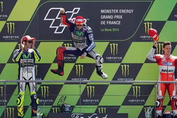 Le Mans. In Francia Lorenzo concede il bis per la doppietta Yamaha. Il Dottore rimane in testa al mondiale a +15.