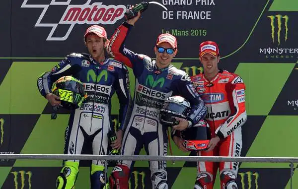 Seconda vittoria consecutiva per Lorenzo a Le Mans, alle sue spalle Valentino Rossi sempre più leader del mondiale davanti ala Ducati di Dovizioso che lo segue anche nel mondiale.