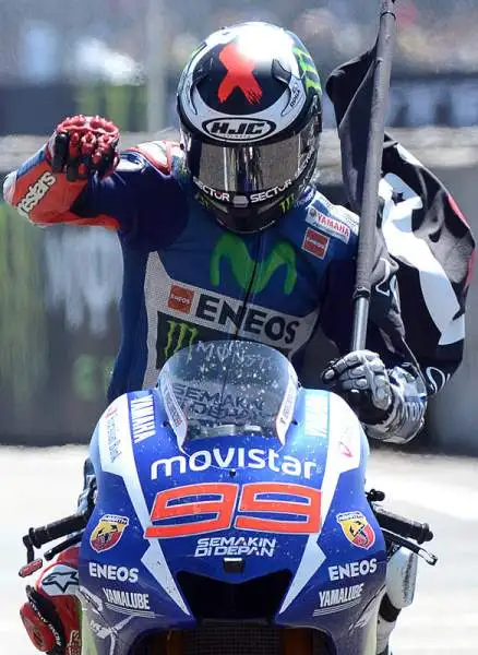 Seconda vittoria consecutiva per Lorenzo a Le Mans, alle sue spalle Valentino Rossi sempre più leader del mondiale davanti ala Ducati di Dovizioso che lo segue anche nel mondiale.