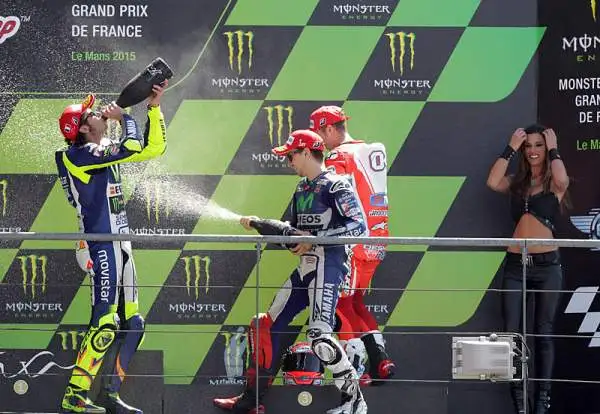 Seconda vittoria consecutiva per Lorenzo a Le Mans, alle sue spalle Valentino Rossi sempre più leader del mondiale davanti ala Ducati di Dovizioso che lo segue anche nel mondiale.