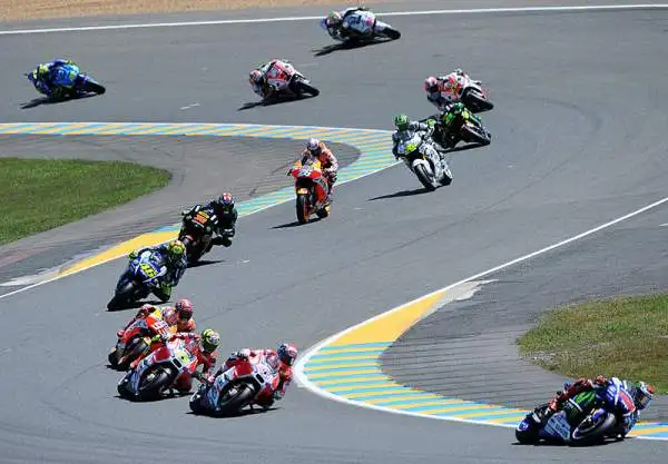 Seconda vittoria consecutiva per Lorenzo a Le Mans, alle sue spalle Valentino Rossi sempre più leader del mondiale davanti ala Ducati di Dovizioso che lo segue anche nel mondiale.
