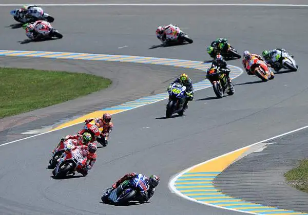 Seconda vittoria consecutiva per Lorenzo a Le Mans, alle sue spalle Valentino Rossi sempre più leader del mondiale davanti ala Ducati di Dovizioso che lo segue anche nel mondiale.