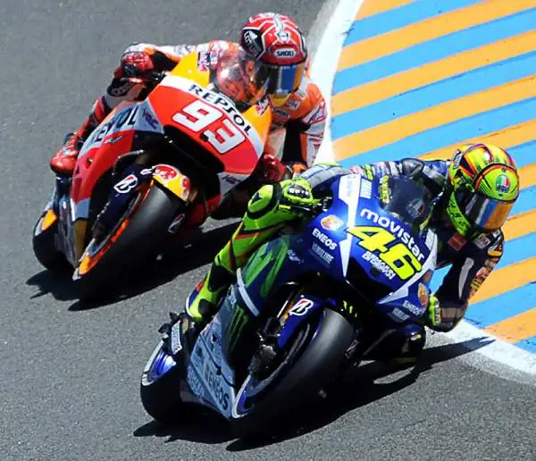 Seconda vittoria consecutiva per Lorenzo a Le Mans, alle sue spalle Valentino Rossi sempre più leader del mondiale davanti ala Ducati di Dovizioso che lo segue anche nel mondiale.