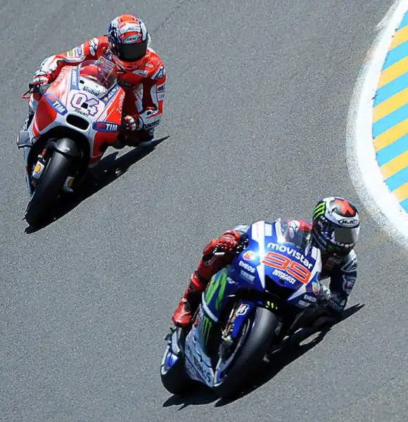 Seconda vittoria consecutiva per Lorenzo a Le Mans, alle sue spalle Valentino Rossi sempre più leader del mondiale davanti ala Ducati di Dovizioso che lo segue anche nel mondiale.