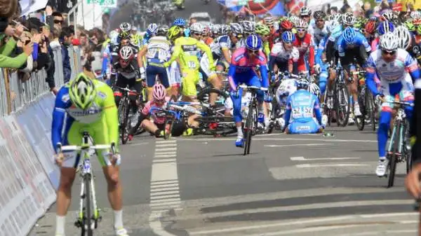 Giro 2012, 3a tappa (in Danimarca, a Horsens): la maglia rosa Taylor Phinney (BMC), rimane coinvolto in una caduta a 100 metri dall'arrivo.