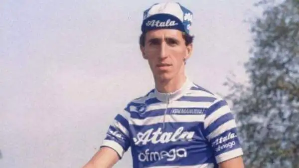 Altra morte al Giro. Nel 1986 il neo-professionista Emilio Ravasio cade e picchia la testa sul marciapiede. Il decesso dopo giorni di agonia.
