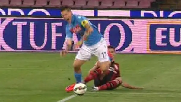 Succede di tutto nei primi minuti di Napoli-Milan: De Sciglio causa un rigore e si fa espellere, ma Diego Lopez tiene in piedi i rossoneri parando il penalty a Higuain.