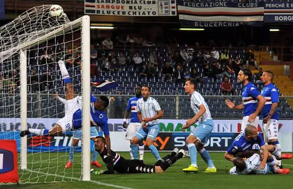 Vittoria pesantissima nella corsa al secondo posto per la Lazio, che grazie ad un gol di Gentiletti si impone 1-0 in casa della Sampdoria.