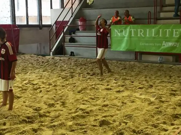 Al Nutrilite Sand Volley Challenge, torneo organizzato insieme a Fondazione Milan, hanno presto parte grandi rossoneri del passato come Paolo Maldini, Massimo Ambrosini, Cristian Brocchi e Serginho.