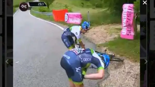Stoicamente Gerrans è risalito in bicicletta, ormai distanziato dal gruppo maglia rosa, ed è riuscito a concludere la tappa con le proprie forze, a 13'36'' dal primo.