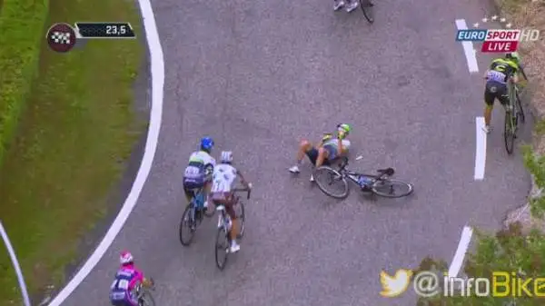 Complice l'asfalto bagnato, Gerrans e finito a terra in prossimità di una curva a sinistra.