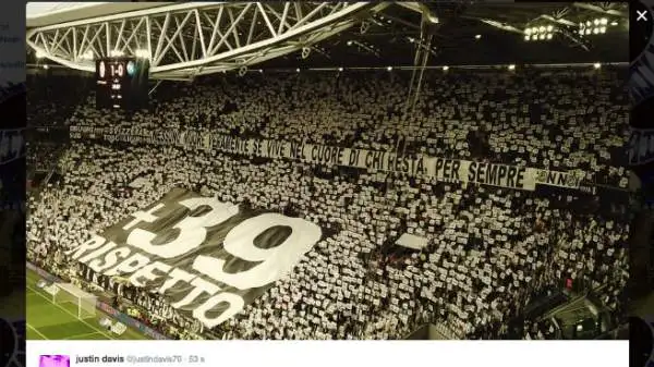 Vi campeggia un 39 gigante e la scritta ‘Rispetto’, con i caratteri bianchi e lo sfondo nero. E’ un tributo dei tifosi della ‘Vecchia Signora’ alle 39 vittime della strage dello stadio Heysel.