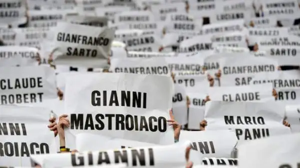 Attorno allo striscione appaiono dei cartoncini con i nomi dei tifosi morti nella tragedia.