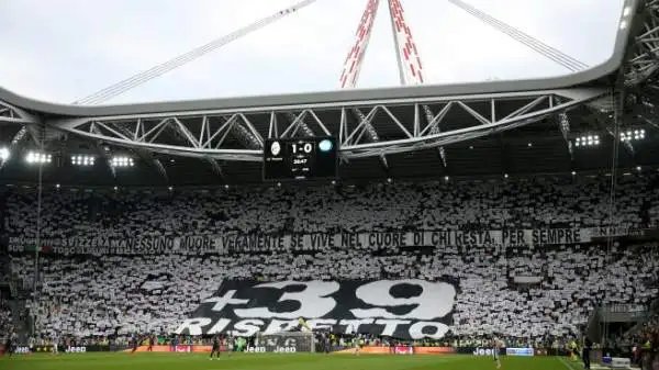 Tutto lo Stadium applaude.