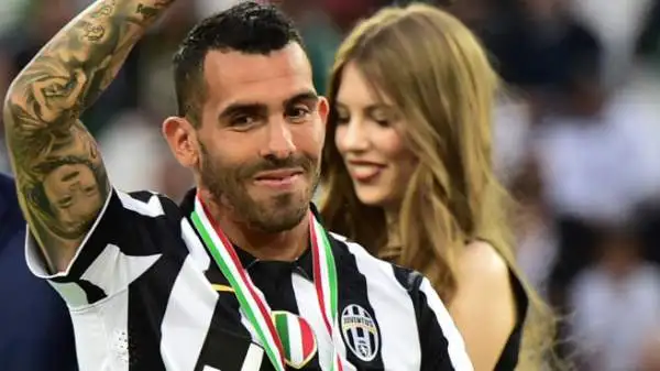Al termine di Juventus-Napoli i bianconeri - chiamati e osannati uno a uno - vengono premiati con la medaglia e con la consegna dello scudetto, con festa annessa.
