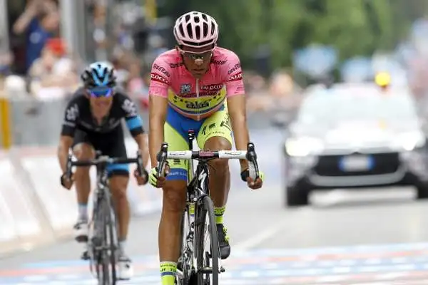 Aru, felice per il compagno di squadra, ha provato un attacco sull'ultima salta, ma Porte e Contador hanno tenuto il passo.