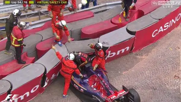Al 64° giro del Gp di Montecarlo, il diciassettenne pilota della Toro Rosso centra la macchina di Grosjean in fondo al rettilineo e sbatte violentemente di muso contro le barriere di gomma.