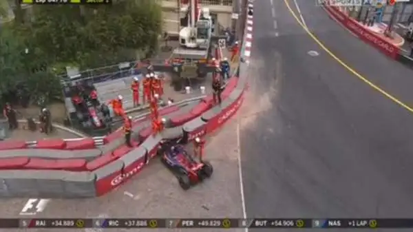 Al 64° giro del Gp di Montecarlo, il diciassettenne pilota della Toro Rosso centra la macchina di Grosjean in fondo al rettilineo e sbatte violentemente di muso contro le barriere di gomma.