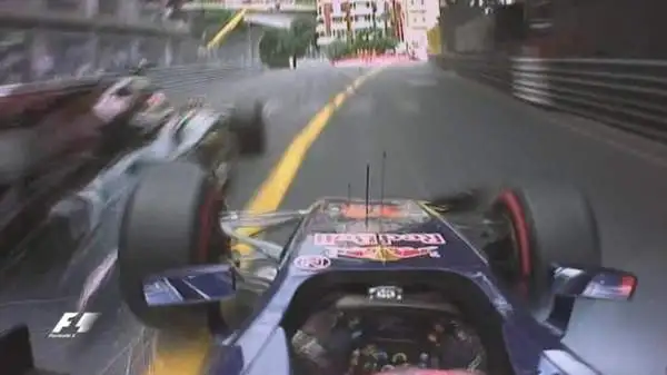 Al 64° giro del Gp di Montecarlo, il diciassettenne pilota della Toro Rosso centra la macchina di Grosjean in fondo al rettilineo e sbatte violentemente di muso contro le barriere di gomma.