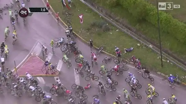La 6a tappa del Giro 2014 è una carneficina: Vicioso si rompe il femore, Purito le costole, in una caduta innescata dalla Europcar, a Montecassino.