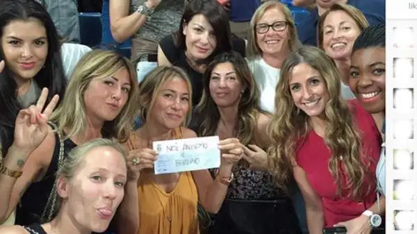 Una panoramica delle Wags bianconere: la moglie di Marco Storari, Veronica Zimbaro, insieme alle consorti di Marchisio e Padoin. E c'è anche Ilaria D'Amico.