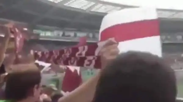 Nel corso del derby della Mole è piovuta una bomba carta in mezzo ai tifosi del Torino. Il video dell'episodio è stato girato da uno spettatore a due passi dall'ordigno.