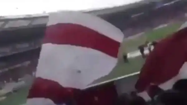 Nel corso del derby della Mole è piovuta una bomba carta in mezzo ai tifosi del Torino. Il video dell'episodio è stato girato da uno spettatore a due passi dall'ordigno.