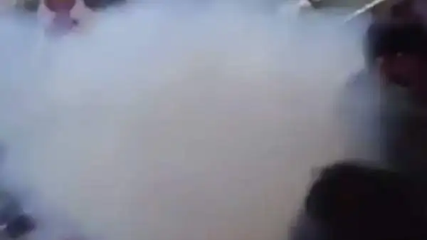 Nel corso del derby della Mole è piovuta una bomba carta in mezzo ai tifosi del Torino. Il video dell'episodio è stato girato da uno spettatore a due passi dall'ordigno.