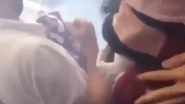 Nel corso del derby della Mole è piovuta una bomba carta in mezzo ai tifosi del Torino. Il video dell'episodio è stato girato da uno spettatore a due passi dall'ordigno.