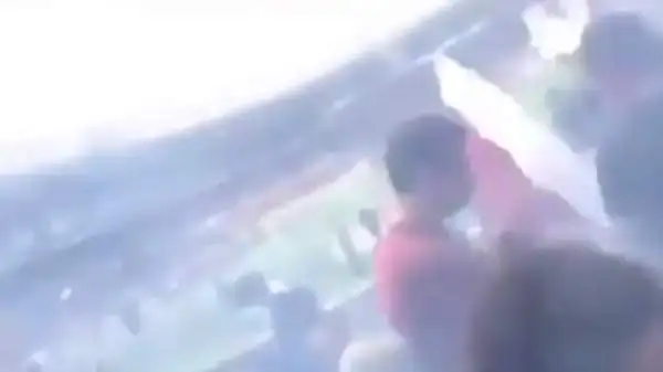 Nel corso del derby della Mole è piovuta una bomba carta in mezzo ai tifosi del Torino. Il video dell'episodio è stato girato da uno spettatore a due passi dall'ordigno.