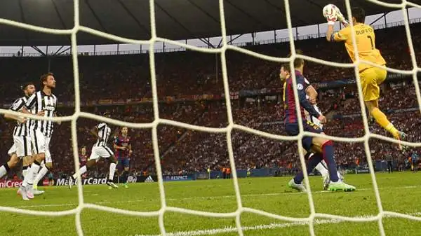 Il portiere carrarese, infatti, con una mano sola è riuscito a respingere in controtempo la staffilata del laterale blaugrana.