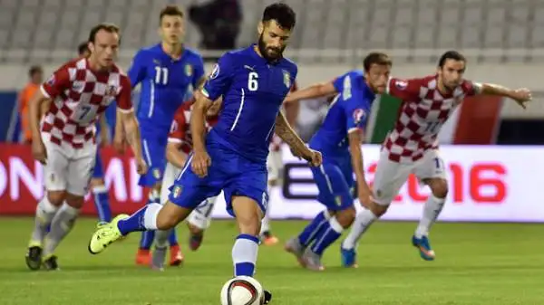 Candreva 7. Il ritorno al 4-3-3 è una manna dal cielo per il laziale, che ritrova la sua posizione ideale e mette a ferro e fuoco la difesa croata. Rigore a cucchiaio a parte, è sempre pericoloso.
