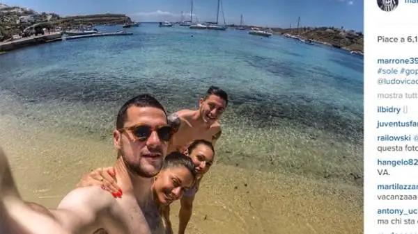 Luna di miele con un anno di ritardo per Mattia Destro. L'attaccante della Roma è volata a Mykonos e poi in California con la sua Ludovica Caramis.